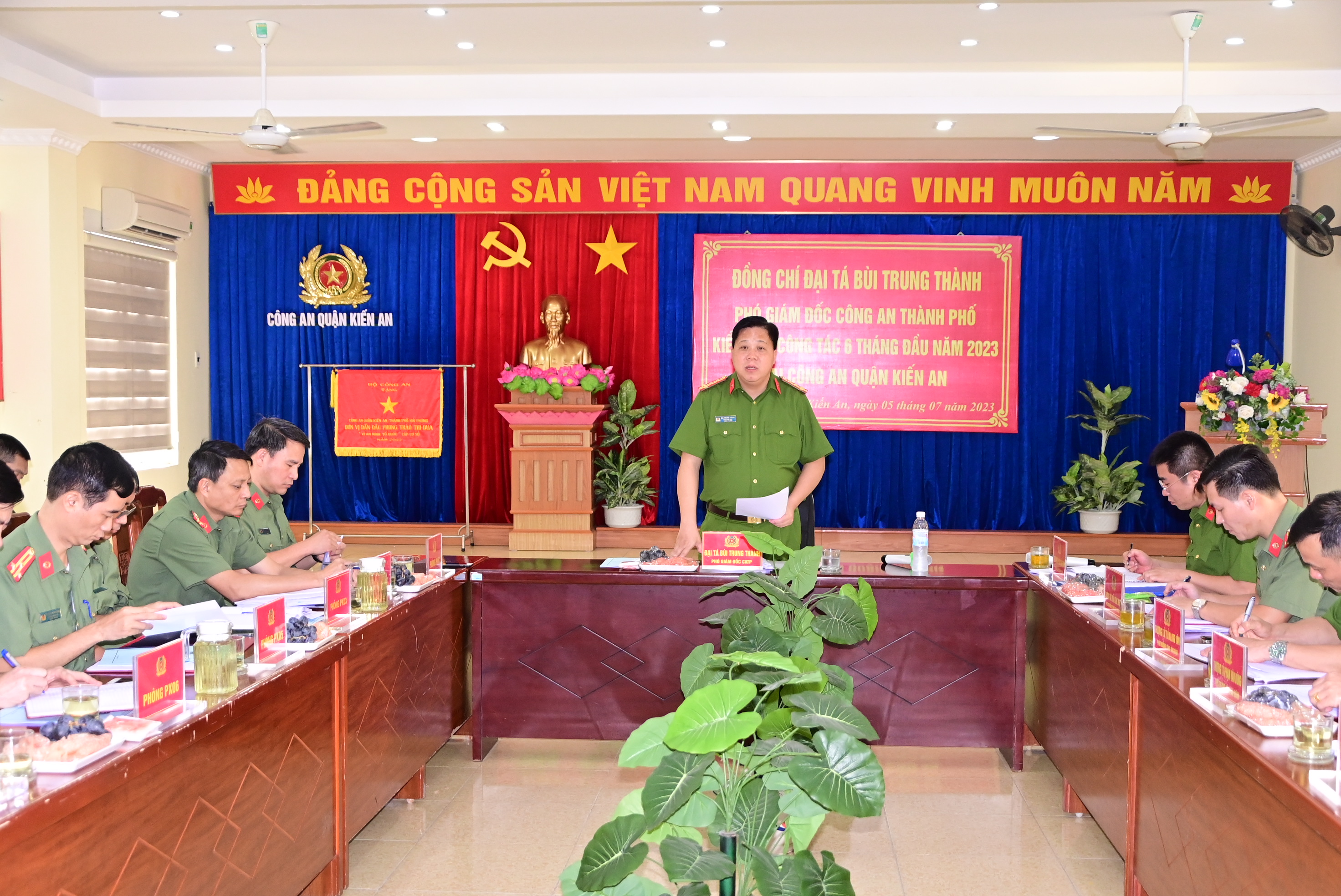 Đại tá Bùi Trung Thành – Phó Giám đốc CATP kiểm tra công tác 6 tháng đầu năm 2023 tại Công an Kiến An
